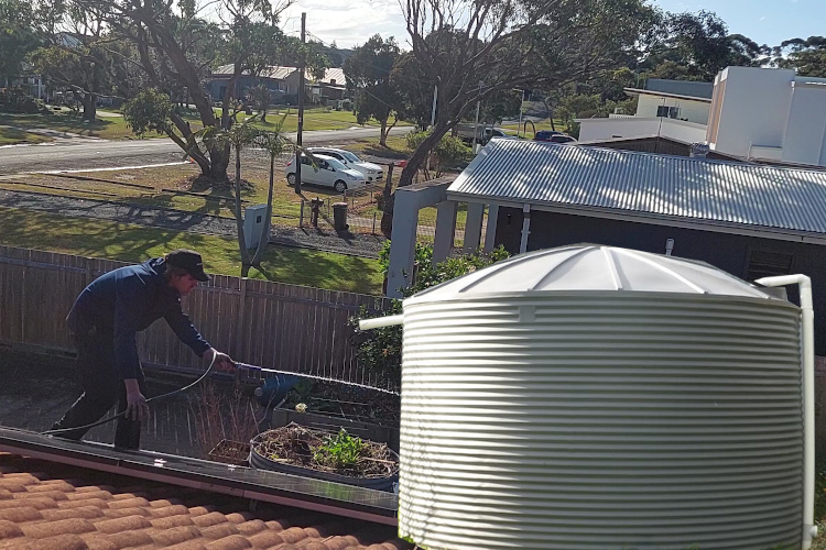 
Rainwater-Reliant wollongong Property`s Gutters Given Attention by Gutter Cleaner